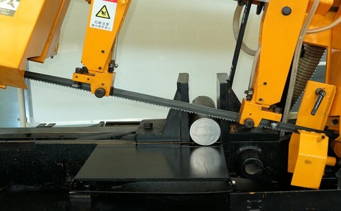 新田数控带锯床自动送料精度会出现偏差吗？