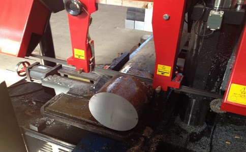 新田卧式带锯床加工时出现明显振荡如何排查？