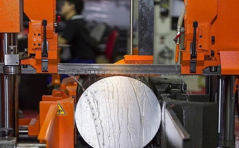 新田立式金属带锯床切削出现跑带故障解决方法！